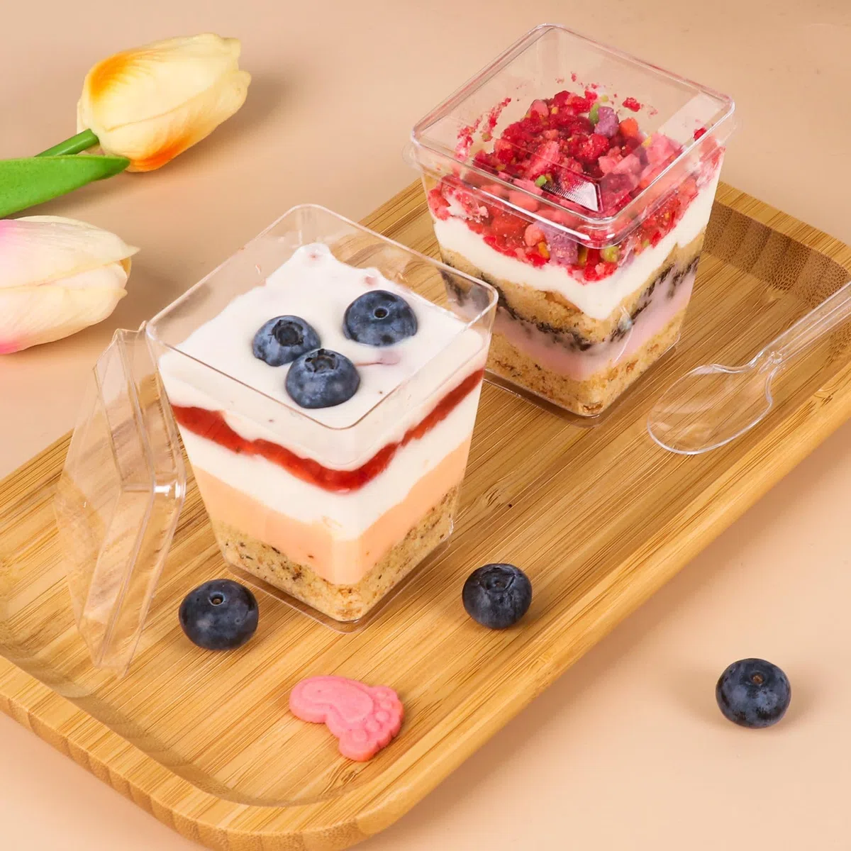 50 Stück Dessertgläser,5OZ/160ML Dessertbecher Plastik,Wiederverwendbar Quadratischer Dessertbecher,Klar Dessertschalen mit Deckel,Für Mousse Pudding Eiscreme Buffet Party Geburtstag Picknick
