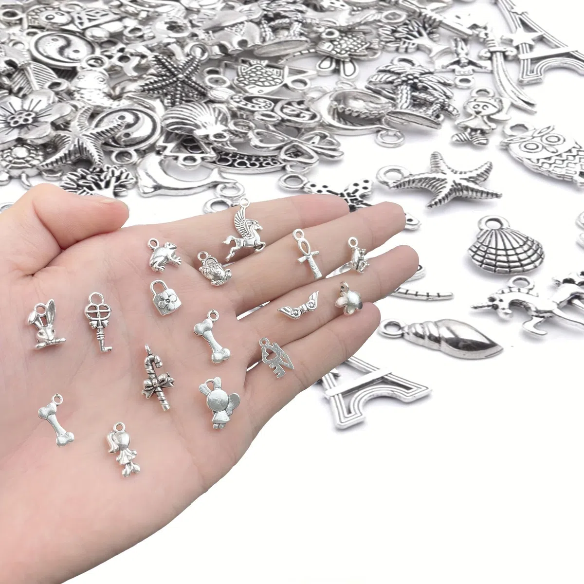 Aokbean 300 Stück Mini DIY Armband Charms Tibetan Silber Schmuck Anhänger Metall Basteln Lustig Kinder Personalisierte Geschenk Set Klein Vintage Deko Kit Aesthetic Halskette, Ohrring Zubehör