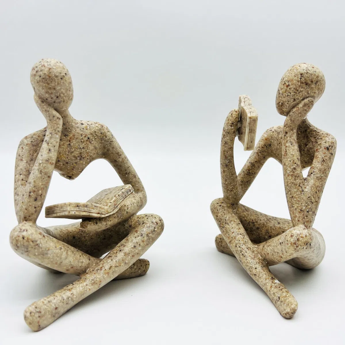 2 Stücke Wohnkultur Sandstein Lesen Denker Statue Moderne Figuren Abstrakte Ästhetische Skulptur Denker Harz Statue Set für Heimdekoration Wohnzimmer Büro Bücherregal Regal Tisch