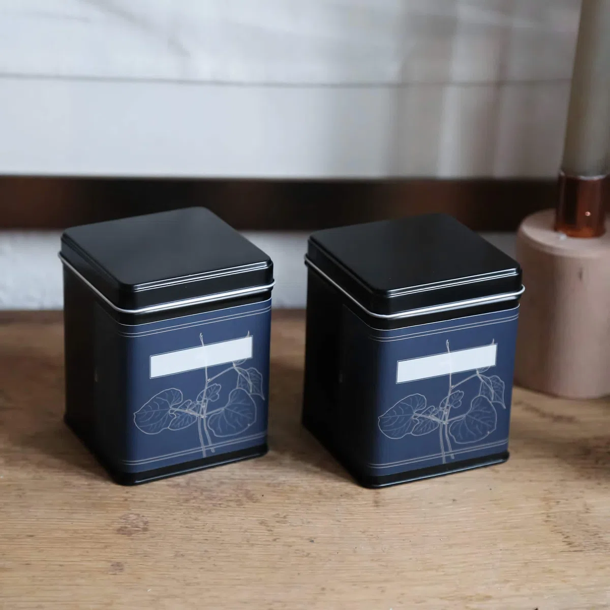 6x klassische eckige Teedose, stapelbar, aromadicht aus Metall für je 140g Earl Grey, inkl. 6 florale-Etiketten | 9.8x7.6x7.6 cm (H,B,T) auch ideal als Mehl-, Reis- oder Keksdose