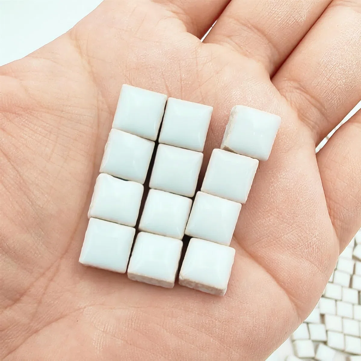 500 g quadratische Keramik-Mosaikfliesen, 500 Stück, 1 x 1 cm, handgefertigt, kreative Mikro-Mosaikstücke für Liebhaber, DIY-Mosaikprojekte und Heimdekorationen (weiß)