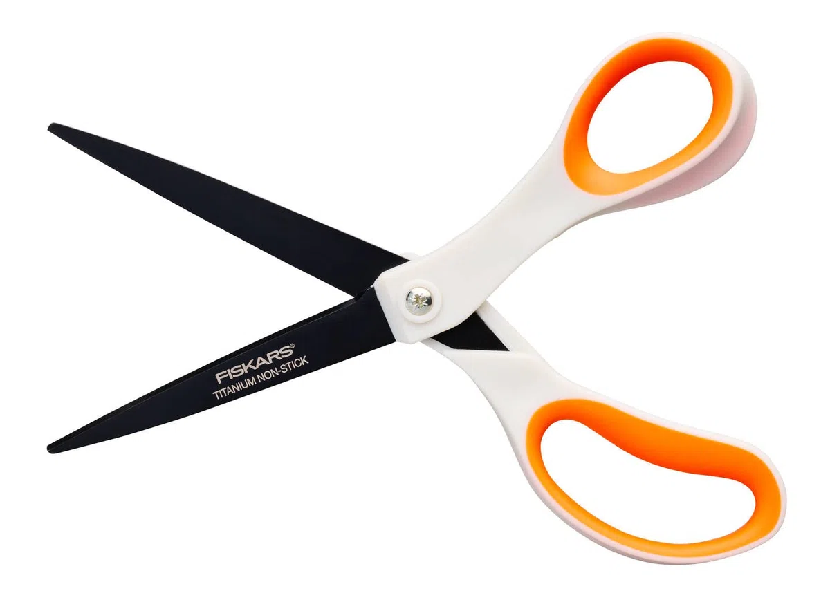 Fiskars Antihaft-Universalschere, Länge: 21 cm, Titan-Beschichtung/Rostfreie Stahl-Klinge/Kunststoff-Griffe, Weiß/Orange, 1004721