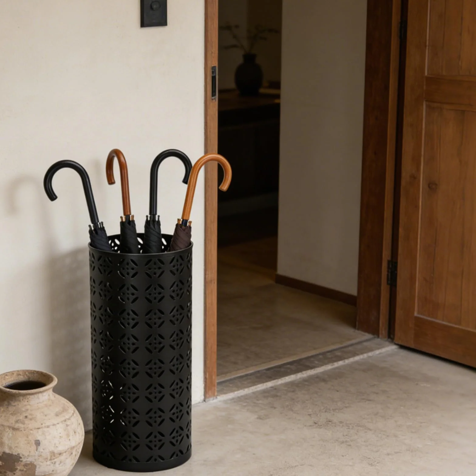 PORFOYO Schirmständer, Runder Regenschirmständer aus Metall, Schwarz Regenschirm Ständer, 15x15x35 cm Freistehender Schirmständer Regenschirm, Umbrella Stand für Eingangsbereich, Haus, Lobby, Büro