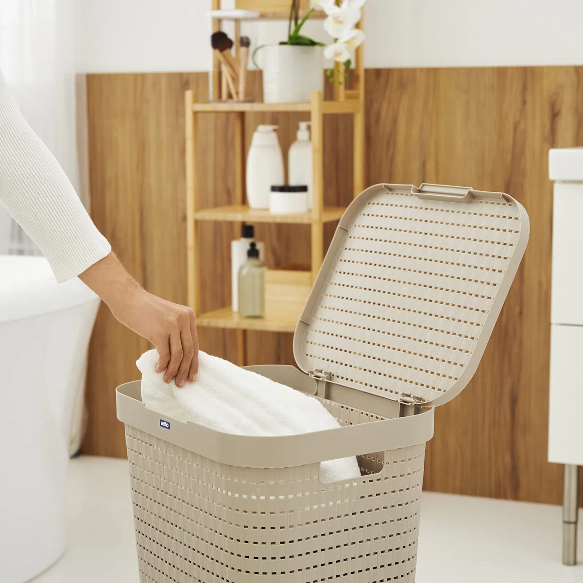 Rotho Country Wäschesammler Kunststoff mit Deckel 55l | Wäschekorb schmall in Rattan-Optik | Deckel öffnet komplett | angenehm zu tragen | einfach zu reinigen & hygienisch | beige