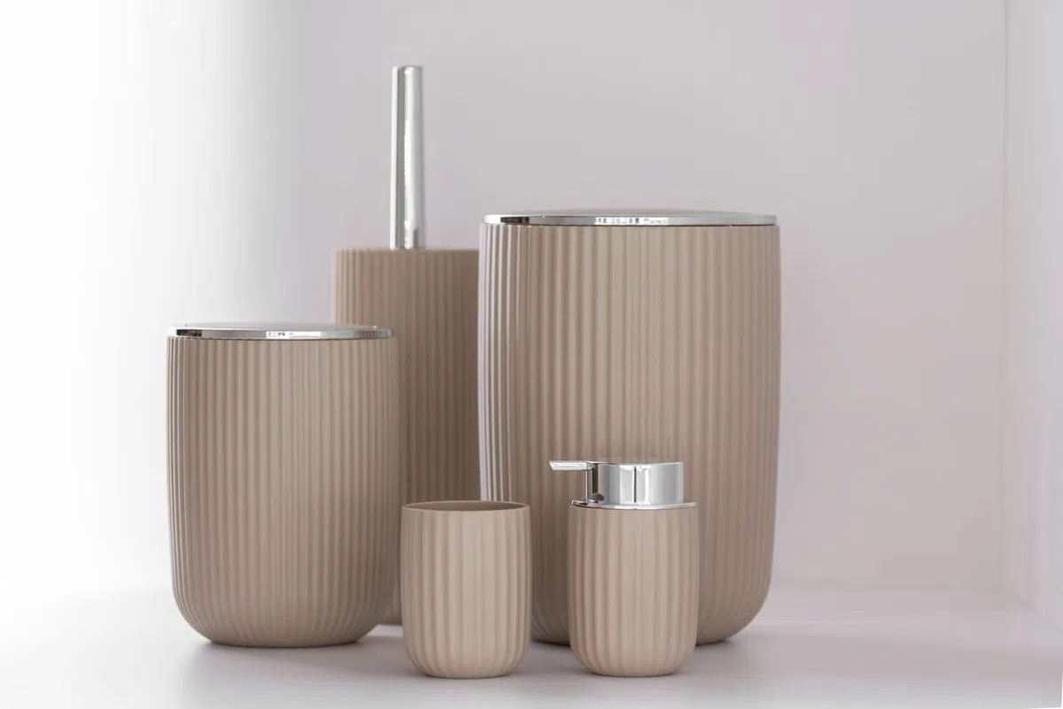 WENKO Schwingdeckeleimer Mod. Agropoli S Beige, 2 Liter, Badezimmer-Mülleimer mit Deckel, Abfalleimer aus hochwertigem Kunststoff mit strukturierter Oberfläche, Ø 14,5 x 20 cm