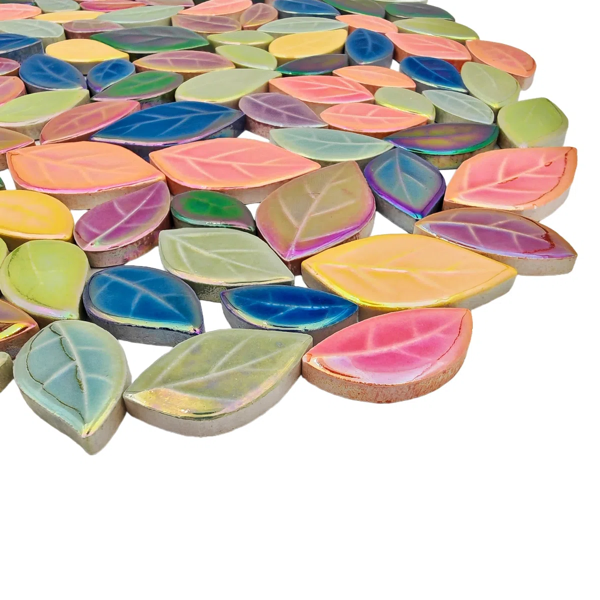 500g/0,5kg Blattförmige Keramik-Mosaikfliesen, Keramik-Mosaikstücke zum Basteln, Mosaikfliesen für Heimdekoration oder DIY-Bastelarbeiten, Mosaikherstellungsbedarf. (Schillernde gemischte Farben)