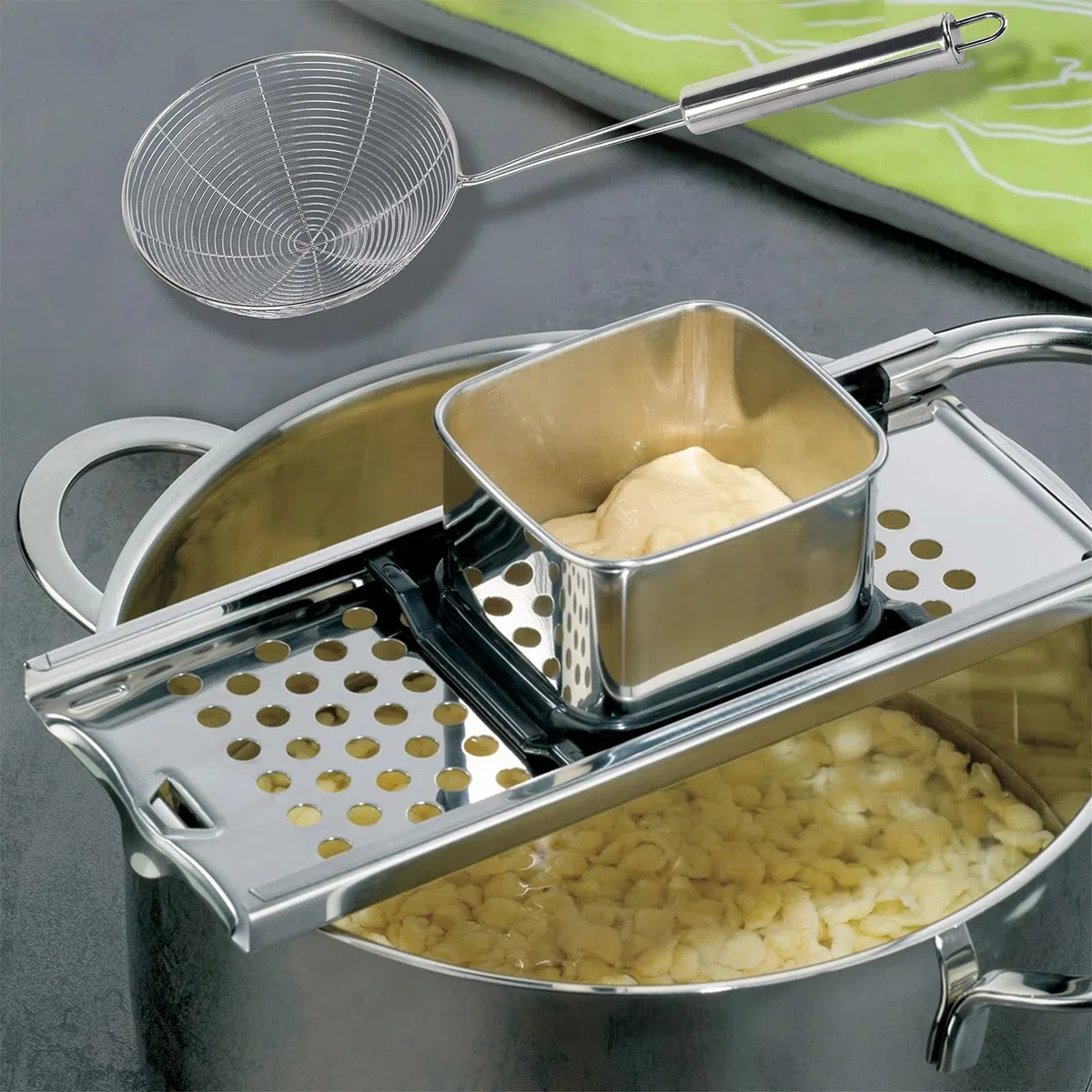 Spätzlehobel Edelstahl, Spätzle Set, Spätzlesieb, Spätzlereibe mit Schaumlöffel, Spätzlepresse, Schaber (für Töpfe mit Ø bis 30 cm) - Rostfrei