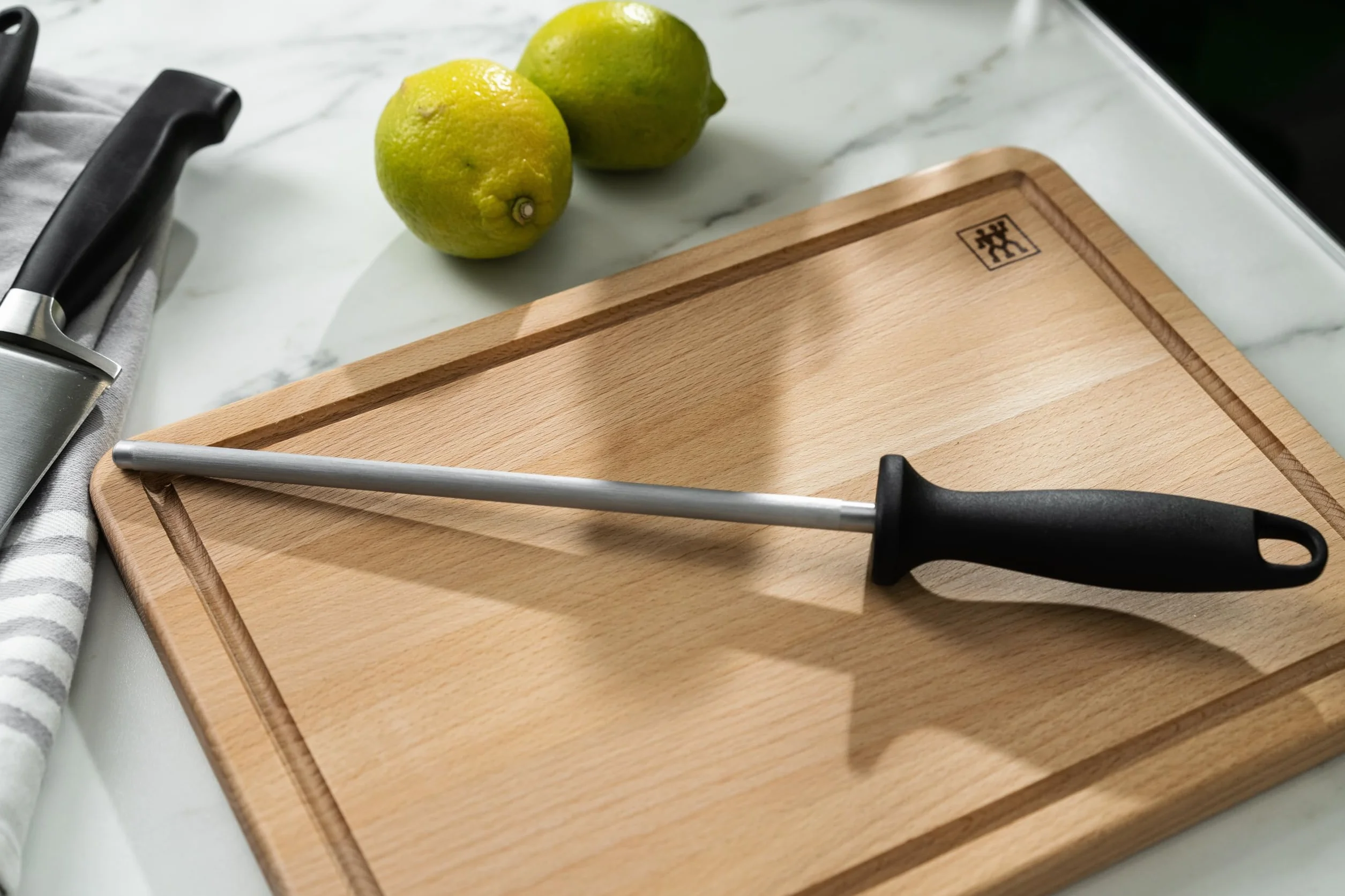 ZWILLING Wetzstahl, Verchromt, Länge: 23 cm, Kunststoffgriff mit Aufhängöse, Schwarz [Made in Germany]