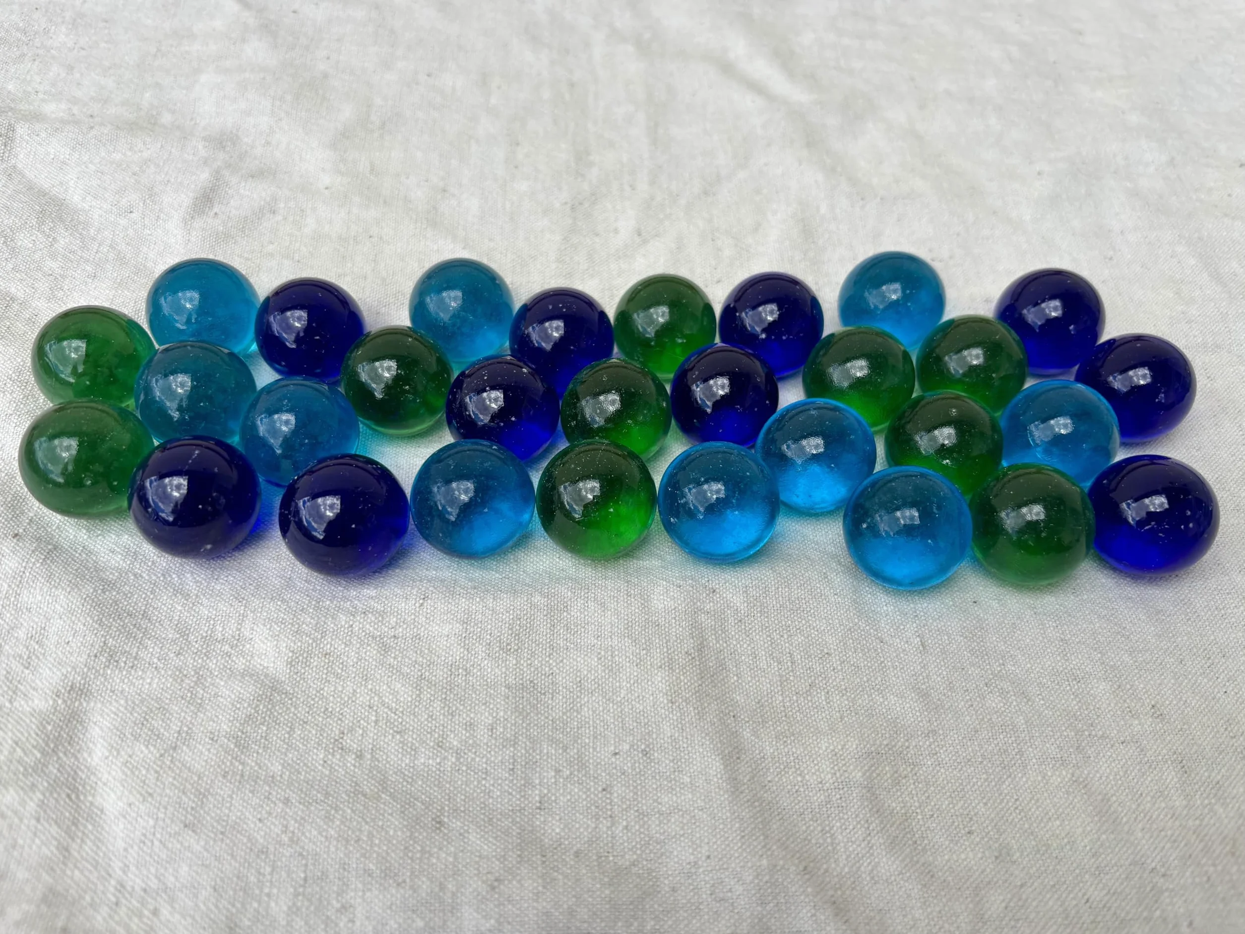 MEIERLE & Söhne 30 Große Glasmurmeln 25mm – Blaue & Grüne Glaskugeln für Deko, Vase, Tischdeko, DIY & Dekoration
