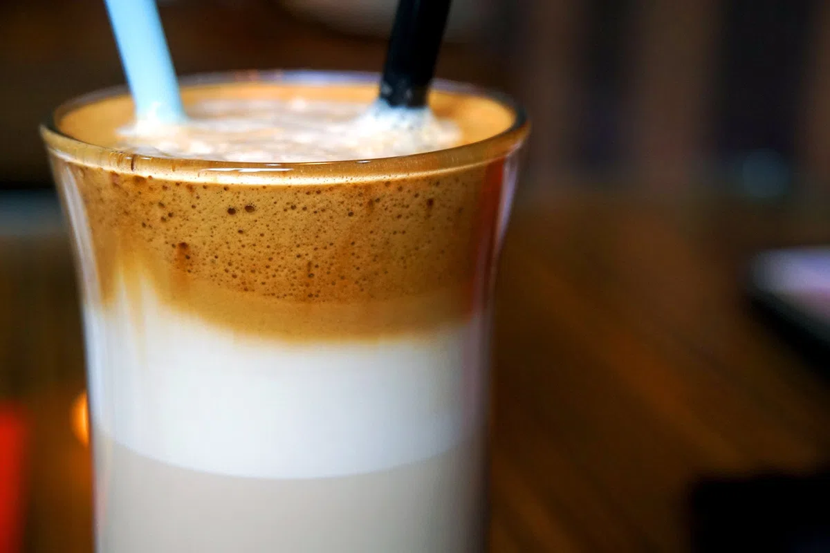 Topkapi 250.620-4-teiliges Gläser Set “Monaco“ mit 2 Gläser für Frappe, Milchshake, Cocktail, Eiskaffee + 2 Langstiel-Löffel