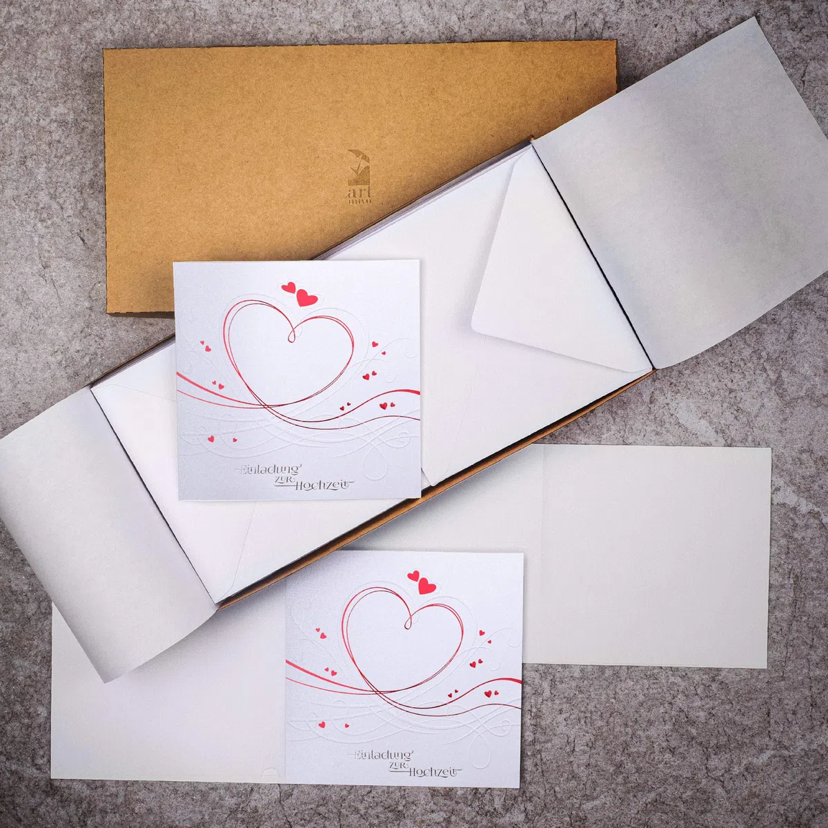 HOCHZEITSEINLADUNGEN - SATZ 20 St, 135x135mm MIT BEDRUCKBAREN EINLAGEN UND UMSCHLÄGEN FÜR HOCHZEIT – ROTE FOLIE, GEPRESSTES MUSTER AUF METALLICPAPIER, ZAP_DE_07