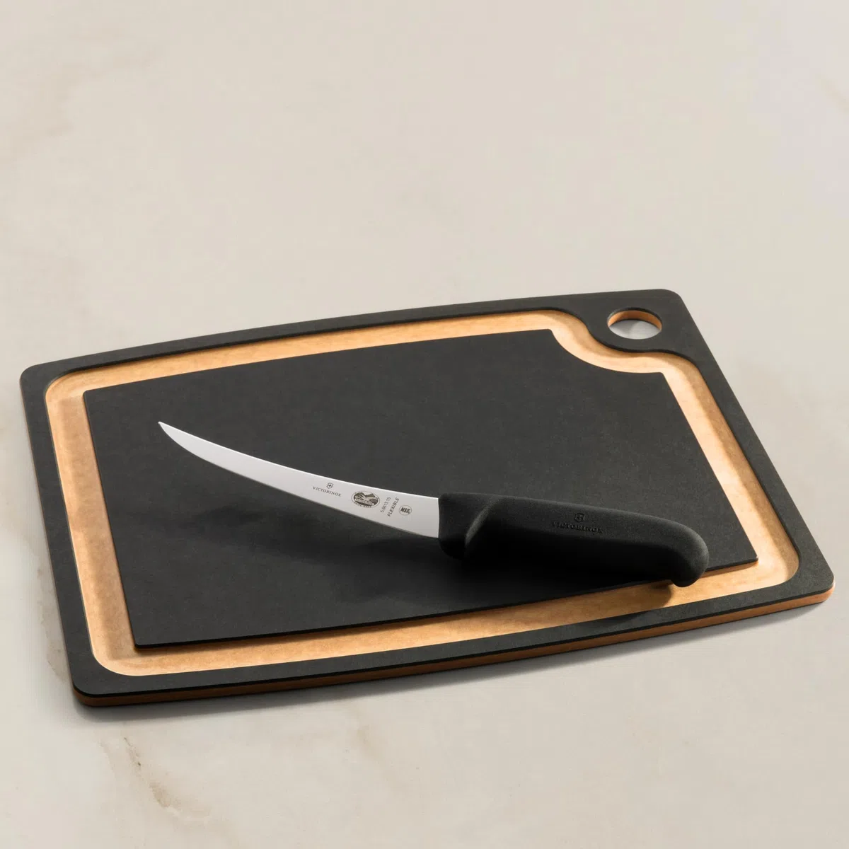Victorinox Fibrox Ausbeinmesser, Scharfes Küchenmesser für Fleisch und Fisch, 15 cm, Gebogene Klinge, Flexibel, HACCP geeignet, Rutschfest, Schwarz