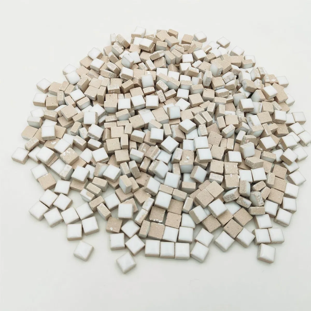 500 g quadratische Keramik-Mosaikfliesen, 500 Stück, 1 x 1 cm, handgefertigt, kreative Mikro-Mosaikstücke für Liebhaber, DIY-Mosaikprojekte und Heimdekorationen (weiß)