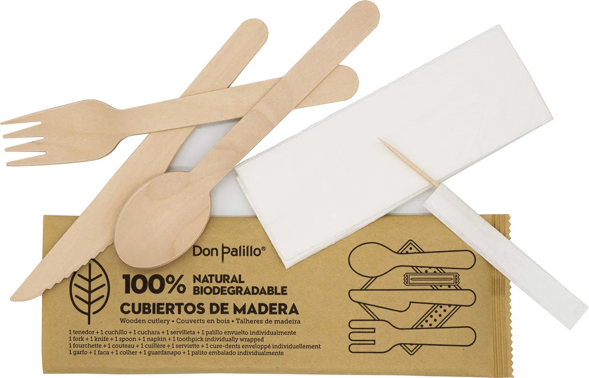 50 Sets Einweg-Holzbesteck, verpackt in Kraftpapier. Jedes Set enthält 1 Gabel + 1 Messer + 1 Löffel + 1 Papierserviette + 1 Zahnstocherpackung. Ind. Insgesamt 50 Sätze