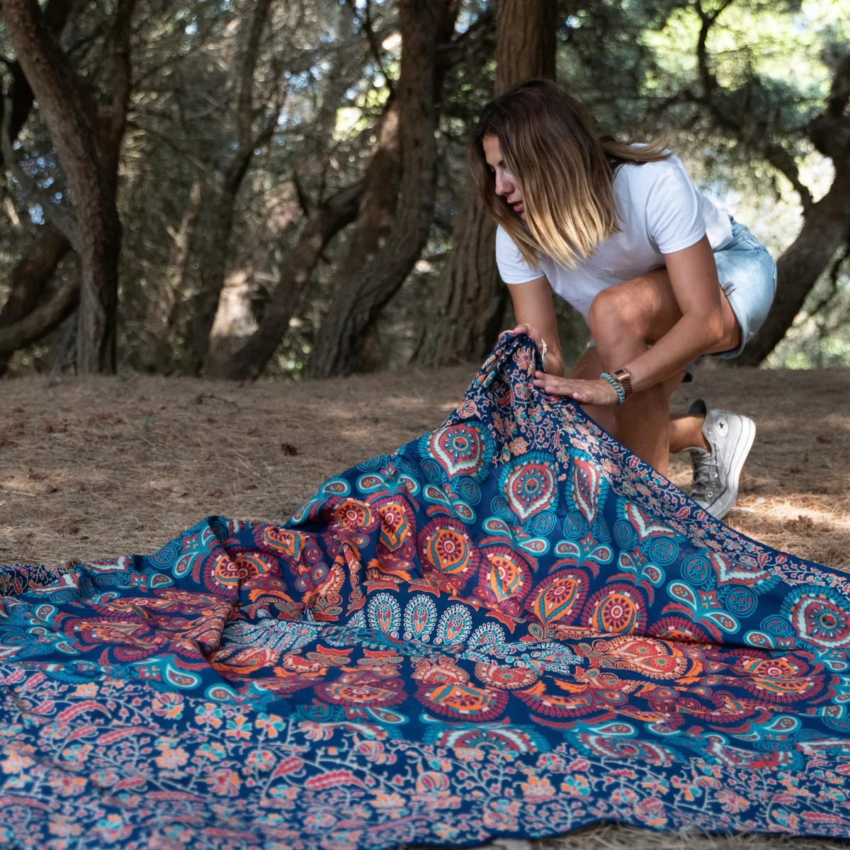 MOMOMUS Wandteppich Mandala - Mehrzweck, Bunt, 100% Baumwolle - Ideal als Wandteppich Aesthetic, Wandtuch Boho, Indischer Wandbehang aus Stoff oder Wall Tapestry - Blau und Rot, 210x230 cm