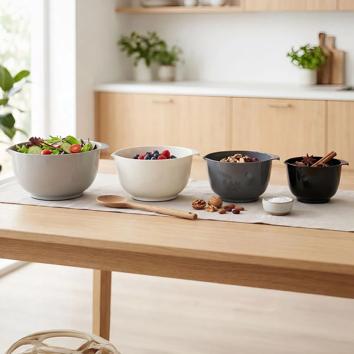 BoxedHome 4-teiliges Rührschüssel Set aus BPA-freiem Kunststoff, Grau - mit Ausgießer, rutschfestem Boden und Griff, stapelbar, spülmaschinen- und mikrowellengeeignet, ideal für Backen und Kochen