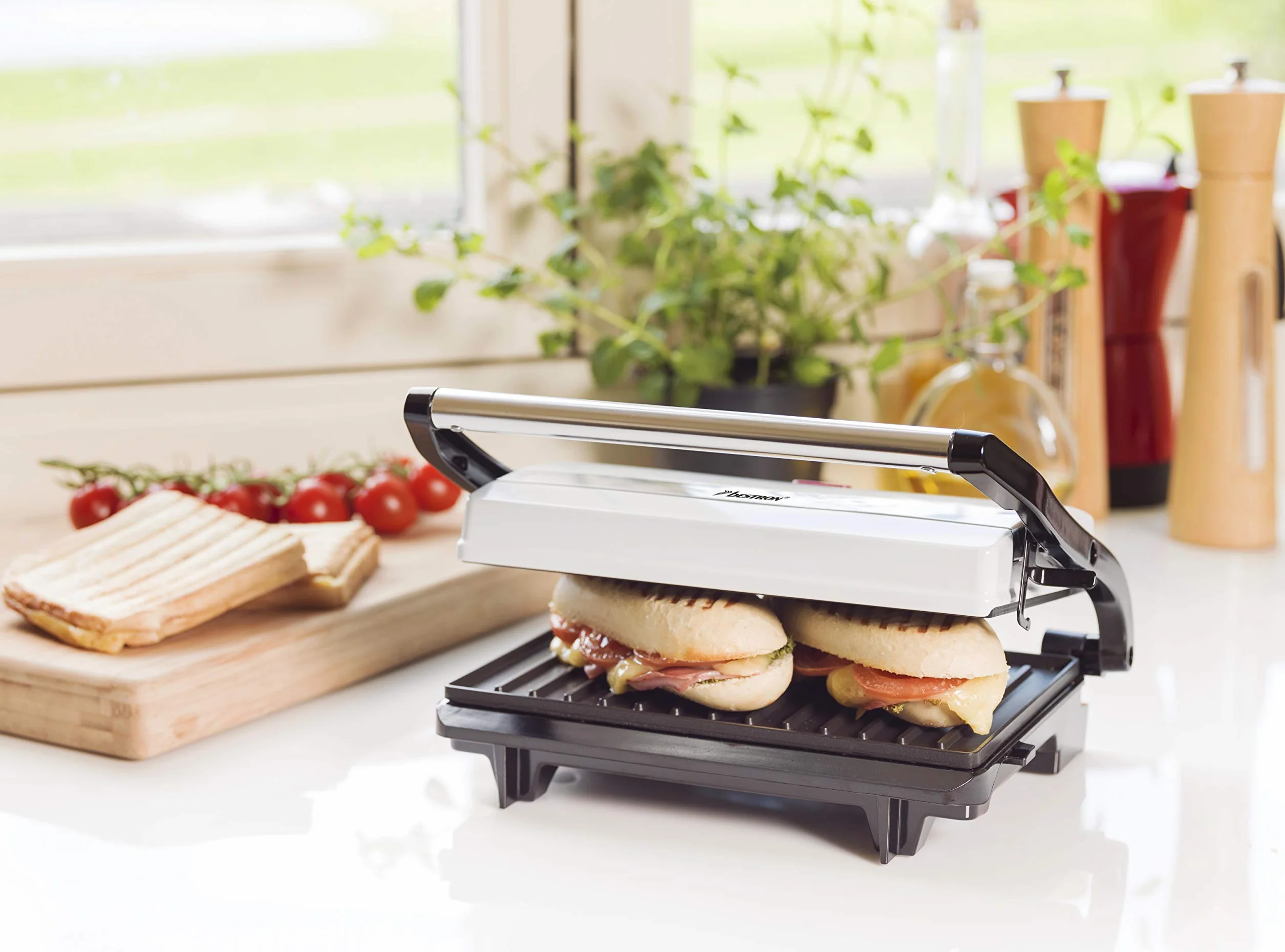 Bestron Kontaktgrill mit Auffangschale, Sandwichmaker mit Cool-Touch-Handgriff, Paninimaker mit Antihaftbeschichtung, 700 Watt, APM123W, Farbe: Weiß
