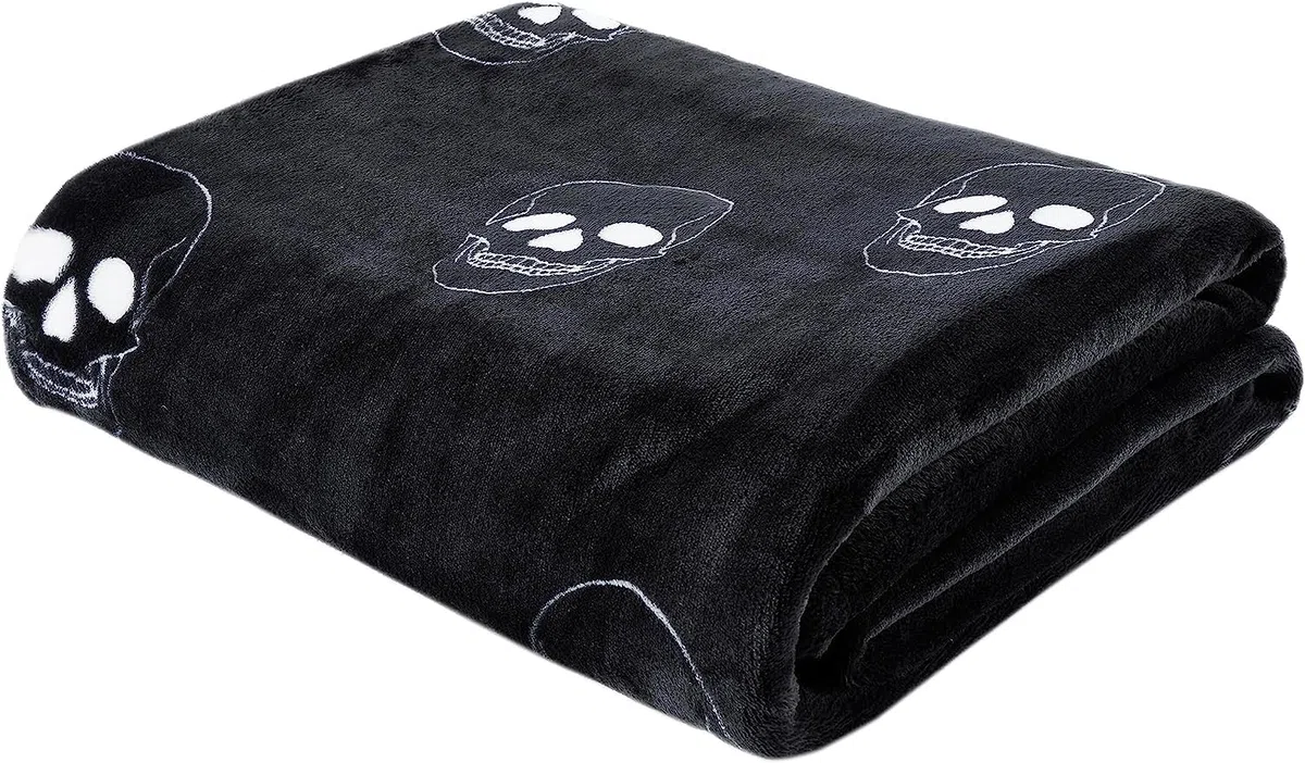 Catherine Lansfield Kuschelige Fleece-Decke mit Totenköpfen, 130 x 170 cm, Grau