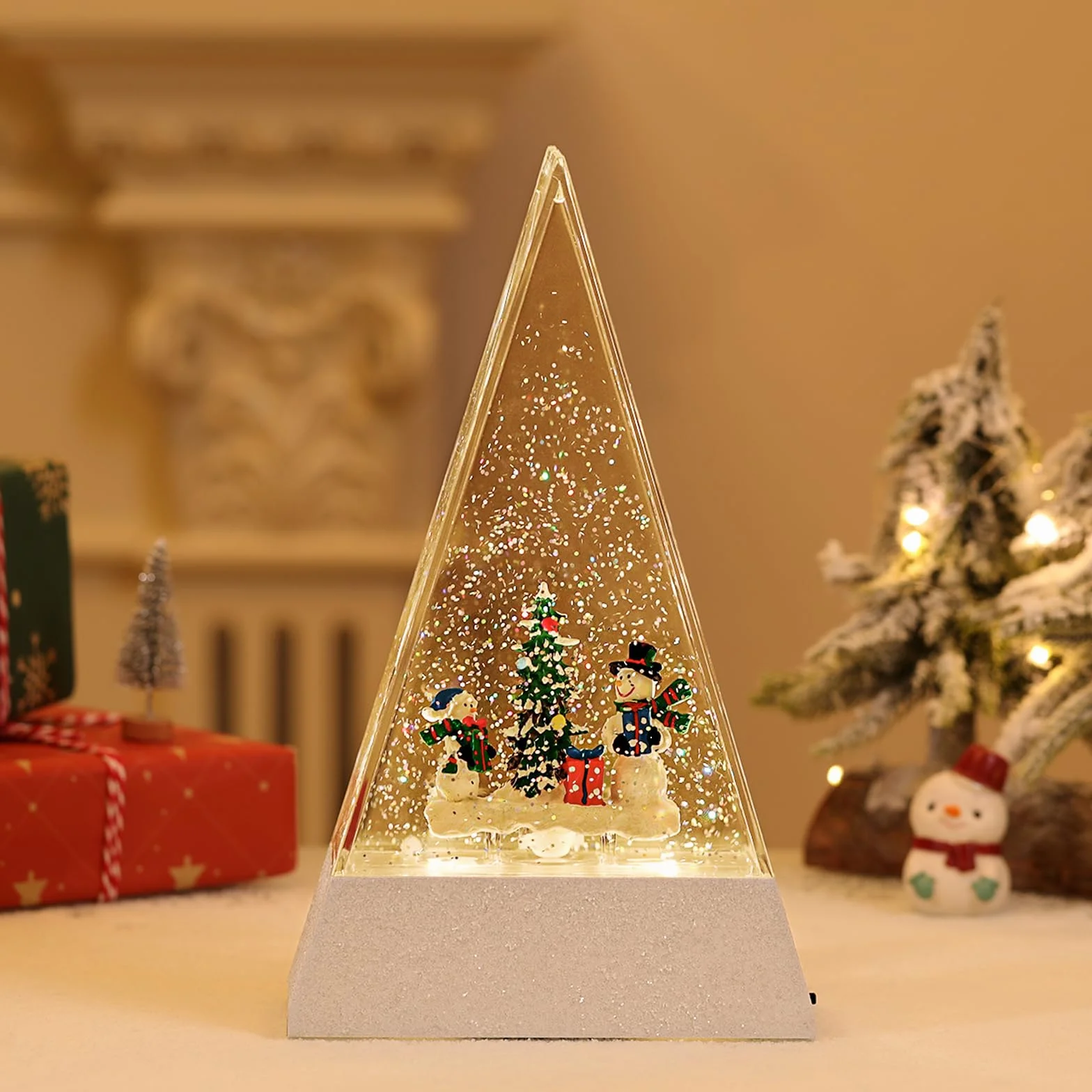 Lewondr LED Schneekugel Weihnachten mit Musik & Licht & Timer, Dreieck Elektrische Schneekugel Weihnachten mit 8 Weihnachtsliedern, Batteriebetrieben/USB-betrieben Weihnachtsmann Weihnachtslicht