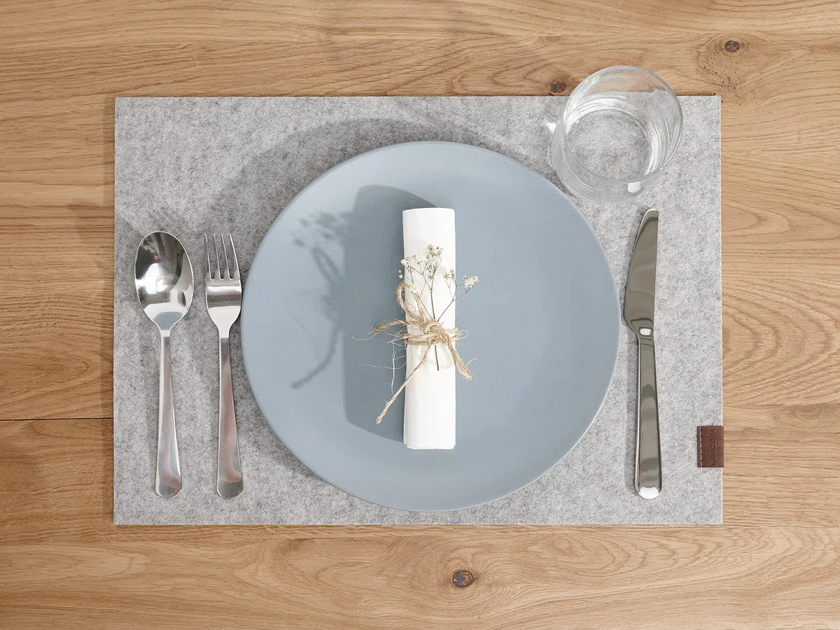 Platzset aus Filz | Wollfilz Tischset | Weiche Filzmatte & Tischunterlage | Merinowolle Naturwollfilz in Anthrazit, Hellgrau meliert, Senfgelb, Lagune – 32 x 44 cm