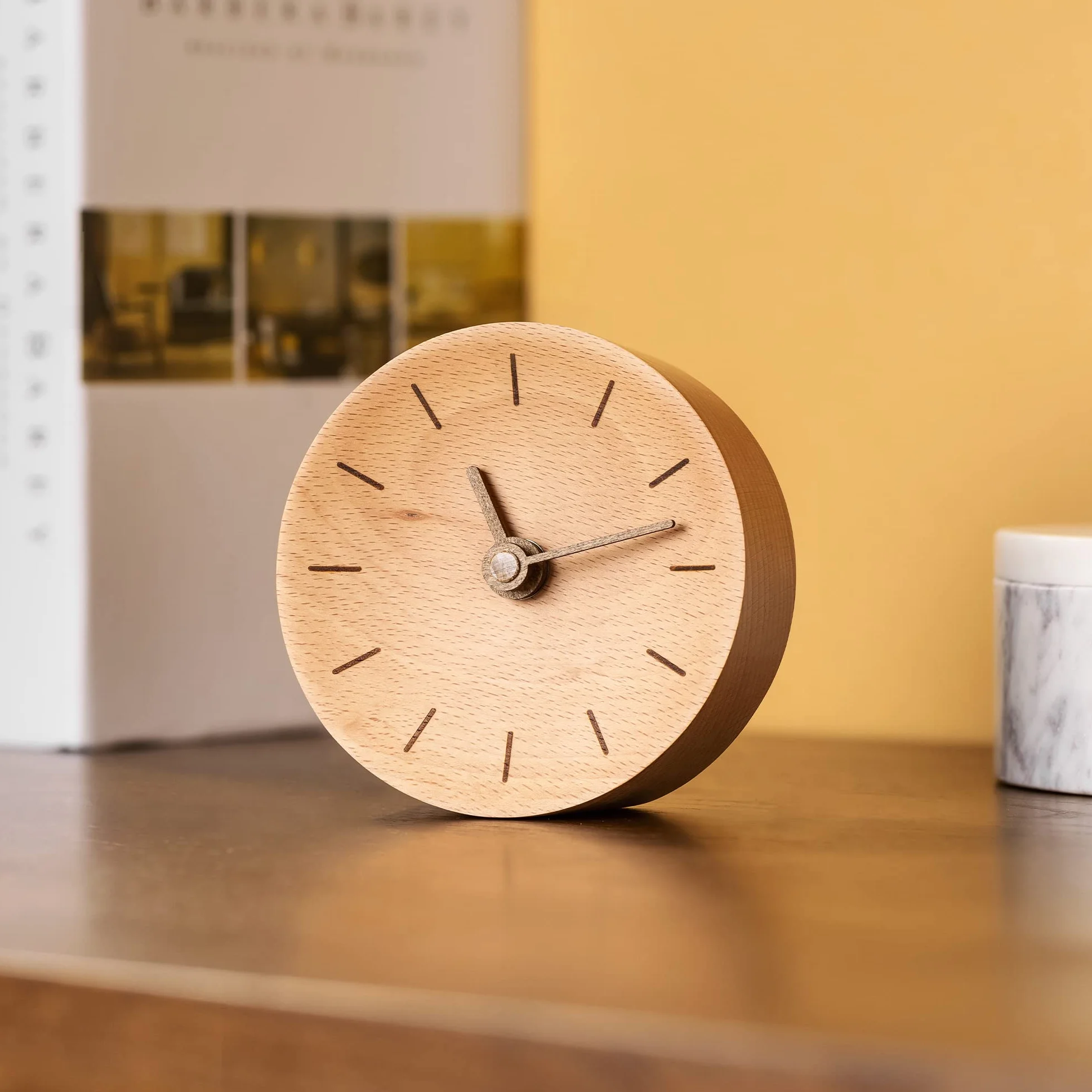 Navaris Analog Holz Tischuhr rund - 11 x 11 x 3,5cm - analoge Deko Tisch Uhr ohne Ticken mit Holz Ziffernblatt und Zeigern - leise Holzuhr Hellbraun