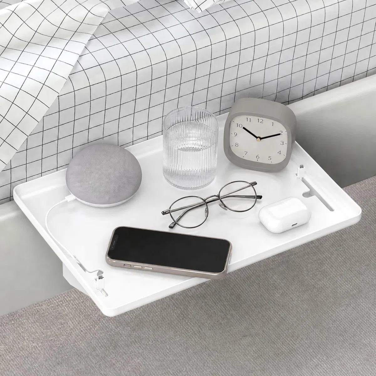 URMONA Bettablage 32x23 cm Nachttischregal zum Anklippen mit Kabelführung | Weiß, Clip-On Ablage, stabile Klemmhalterung, Kabelöffnung, für Handy Tablet Brille, Sofa Hochbett Studentenbett Wohnheim