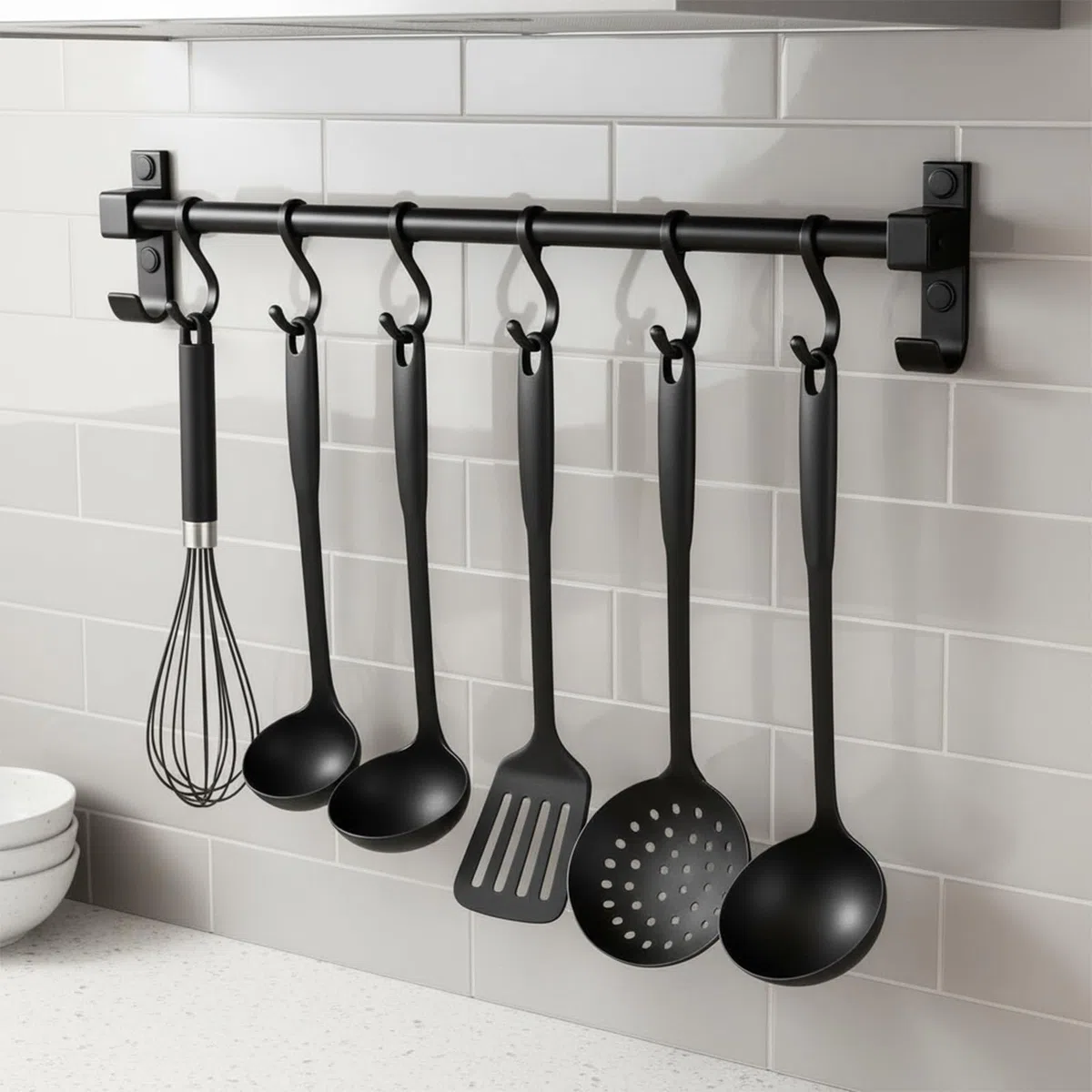 40 cm Hakenleiste Küche, Multifunktionaler Stange für Küchenutensilien, Küchenreling Schwarz mit 6 Beweglichen Haken, Küchenstange aus Aluminium, für Aufbewahrung Löffeln, Handtüchern, Scheren