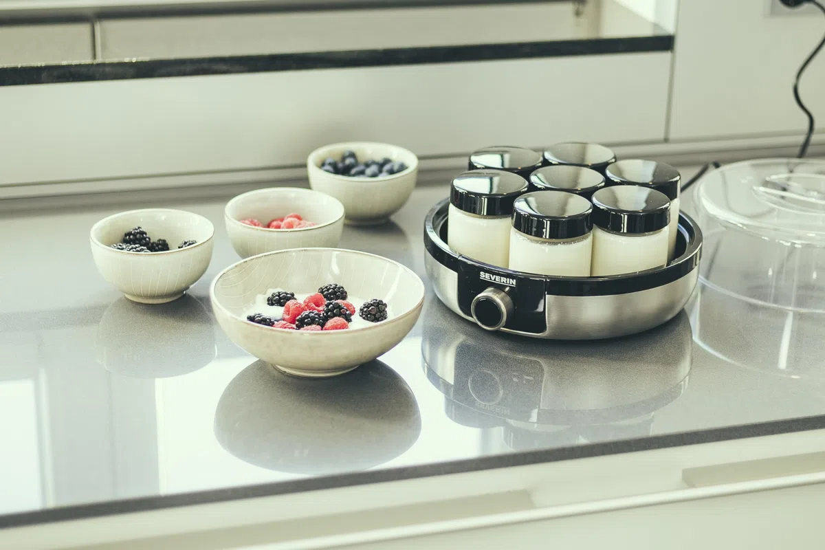 SEVERIN Joghurtbereiter, digitale Joghurtmaschine mit 5 Automatik-Programmen für selbstgemachten Joghurt, enthält 7 Joghurtgläser mit Deckel, JG 3521