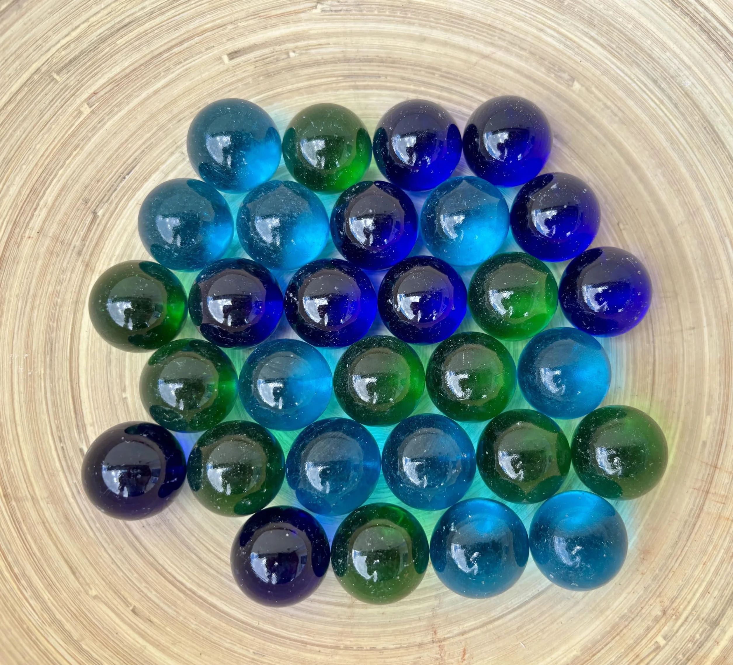 MEIERLE & Söhne 30 Große Glasmurmeln 25mm – Blaue & Grüne Glaskugeln für Deko, Vase, Tischdeko, DIY & Dekoration