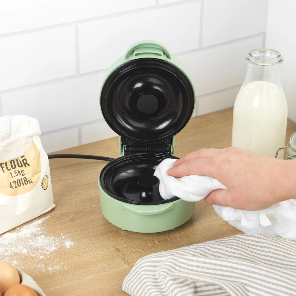 Giles & Posner Doughnut Maker – Einzelne große Donut-Maschine, PFAS-freie Antihaftbeschichtung, leicht zu reinigen, 12,5 cm Plattengröße, Anzeigeleuchten, süße Leckereien, Cool-Touch-Griff, 550 W