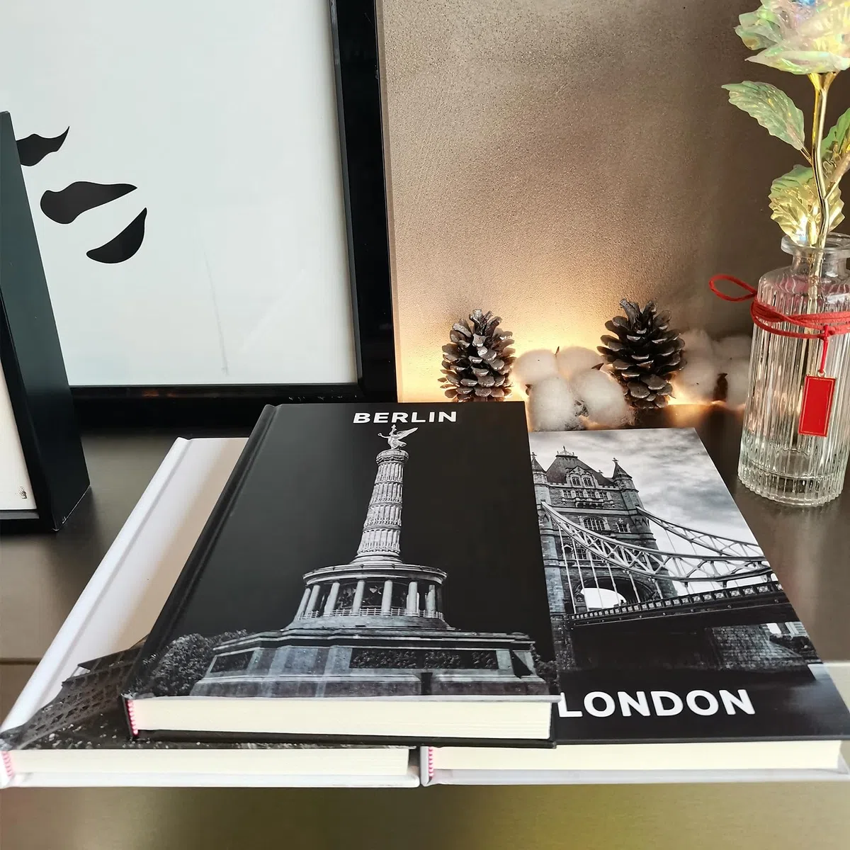 3 Stück Dekorative Buch,Modische Dekorative Bücher mit Befüllbaren Leeren Seiten für Heimdekor,Display Bücher für Couchtisch Büro, Dekobücher für Display Regale Wohnzimmer(Paris/London/Berlin)