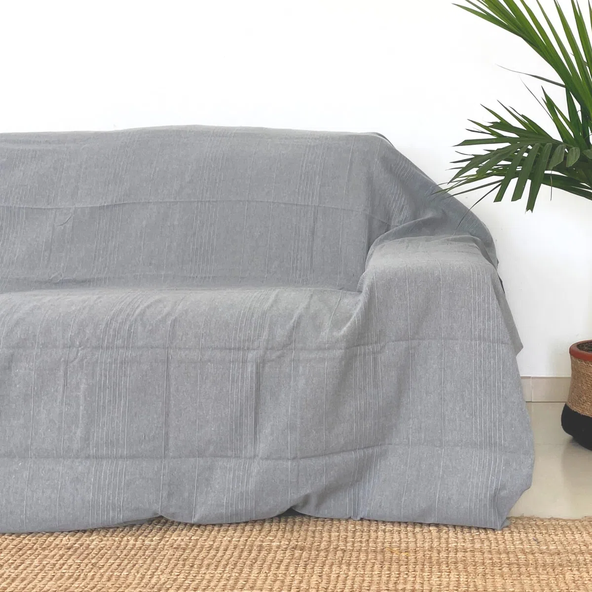 MOMOMUS Weiche Tagesdecke, Bettüberwurf Vielseitiger oder Dünne Überwurf für Bett - Leichte, Praktisch, Komfortabel - Ideal als Überwurfdecke für Sofa, Sessel und Bett - Hellgrau, 150x200 cm