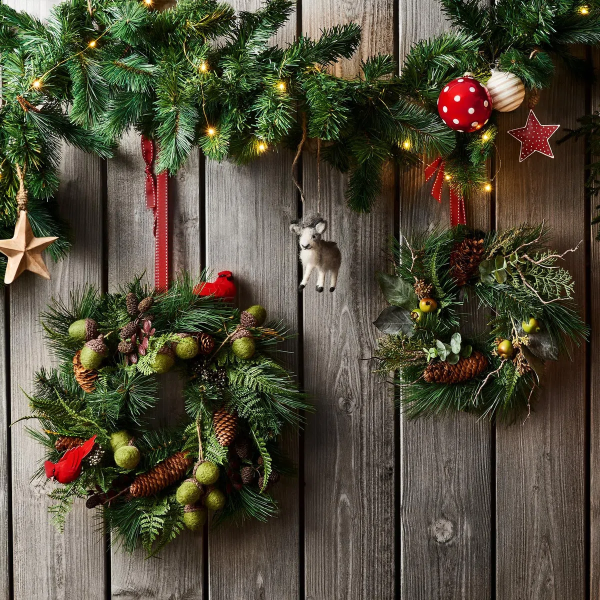 BUTLERS Tannengirlande künstlich 270cm -FLORISTA- mit Haken zum Aufhängen | naturgetreue Weihnachtsgirlande wie echt | Tannenzweig Deko Girlande für Treppengeländer, Türrahmen, Weihnachtsdeko
