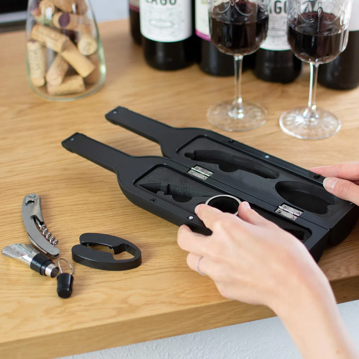 Weinöffner Set 5 TLG. - Weinflaschen Design, Schwarz - Wein Zubehör mit Folienschneider | Korkenzieher | Ausgießer | Tropfring | Edelstahlkorken