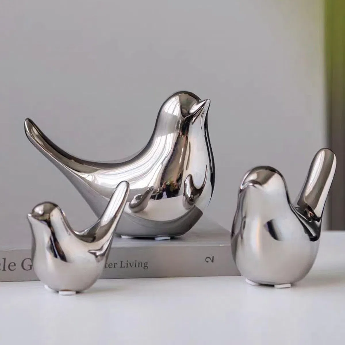 2 Stück Kleine Vögel Statuen, Keramik Vogel, Moderne Tier Vogel Skulpturen für Landschaft Garten Home Office Desktop Display Dekor (Silber)