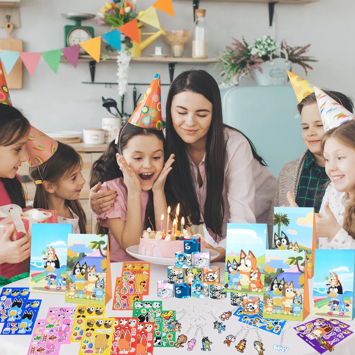 Kindergeburtstag Mitgebsel Set- 70Pcs Party Geschenke Mitbringsel Blue Party Favor Spielzeug Schnapparmband Abzeichen Geschenktüten Aufkleber Ostergeschenke Goodie Bag Füllstoffe für Mädchen Jungen