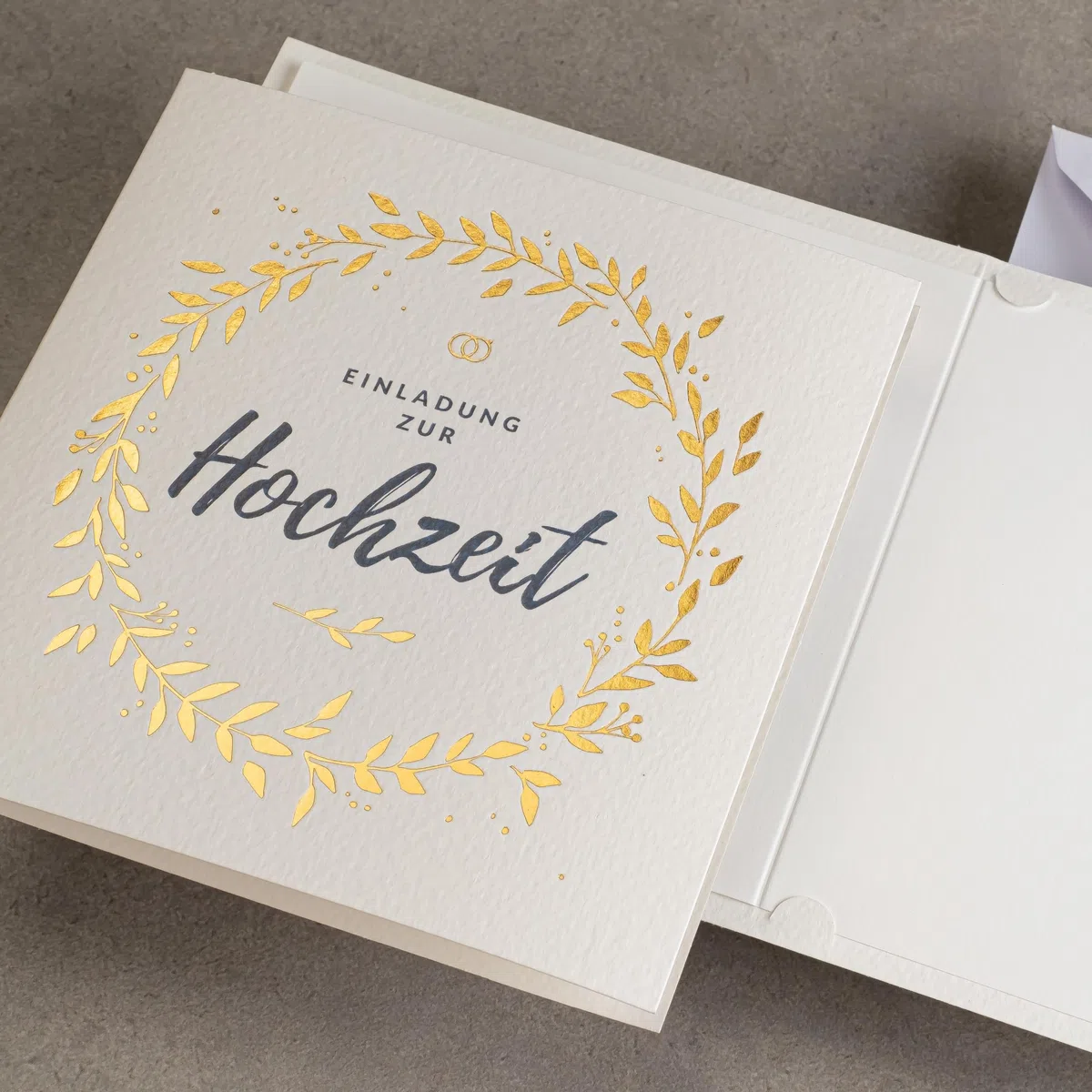 SATZ 20 St. 135x135mm HOCHZEITSEINLADUNGEN MIT GEDRUCKTEN EINLAGEN UND UMSCHLÄGEN FÜR HOCHZEIT – VERGOLDETES MUSTER AUF AQUARELLPAPIER, ZAP_DE_06
