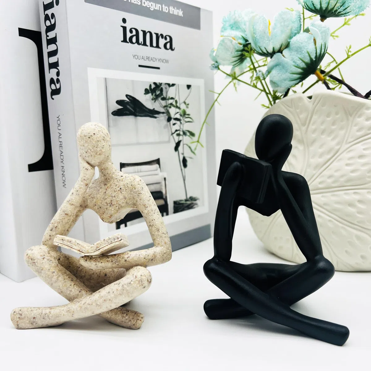 2 Stücke Wohnkultur Sandstein Lesen Denker Statue Moderne Figuren Abstrakte Ästhetische Skulptur Denker Harz Statue Set für Heimdekoration Wohnzimmer Büro Bücherregal Regal Tisch