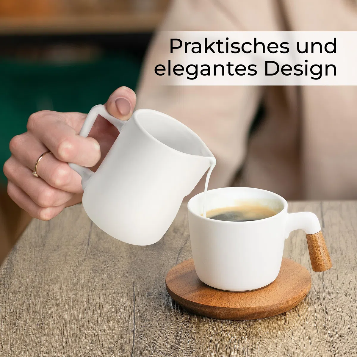 MIAMIO - Milch und Zucker Set mit Deckel und Löffel/Keramik Milchkännchen mit Holz Tablett - Mikrowellen- und Spülmaschinenfest (Weiß)