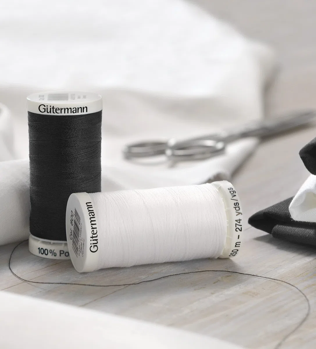 Gütermann creativ Nähfaden-Set mit 6 Spulen Allesnäher 250 m in Schwarz und Weiß 734000-6
