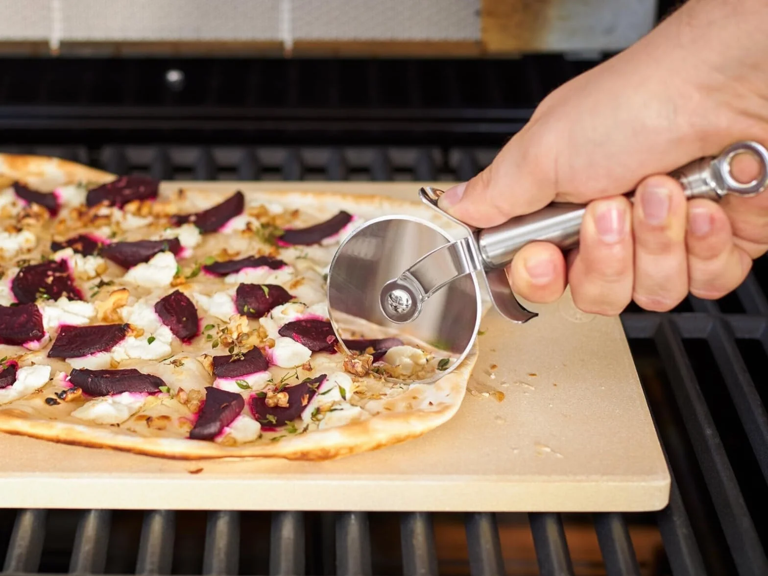 RÖSLE Pizzaschneider, Hochwertiges Pizzamesser mit stabilem Rad, beidseitig geschliffene Klinge, Handschutz, Edelstahl 18/10