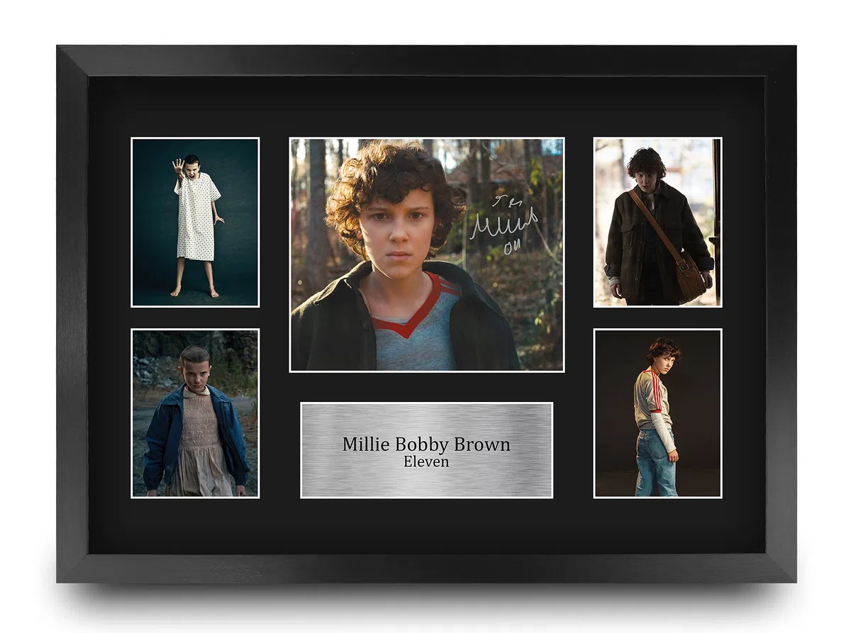 HWC Trading Millie Bobby Brown Strange Hawkins Thing Eleven Geschenke Geducktes Signiertes Autogramm Fotodisplay Montagedisplay für Fans von Fernsehshows - A3 Gerahmt