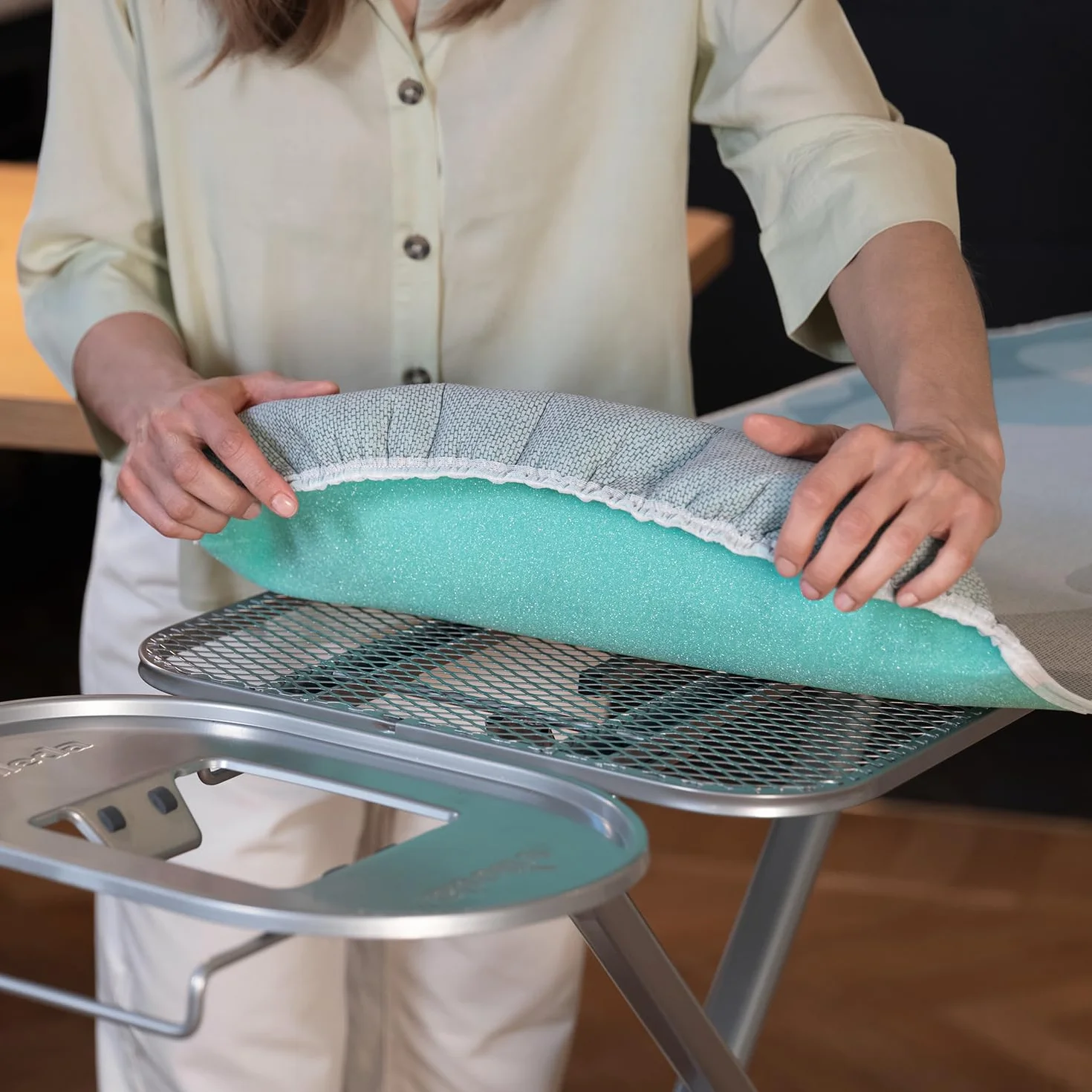Vileda Ultra Fresh Bügelbrettbezug, antibakterieller Bügelbezug gegen Bakterienwachstum, für Bügelbretter von 110-130 cm x 30-45 cm, Farbe Grau-Blau