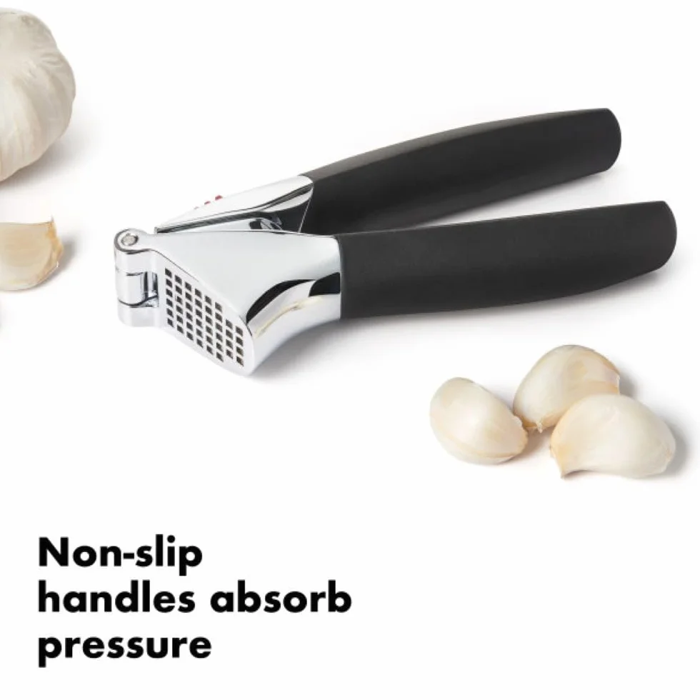 OXO Good Grips Knoblauchpresse mit integriertem Reiniger - Große Kammer - Solide Zink-Konstruktion - spülmaschinenfest - weiche rutschfeste Griffe für mehr Komfort