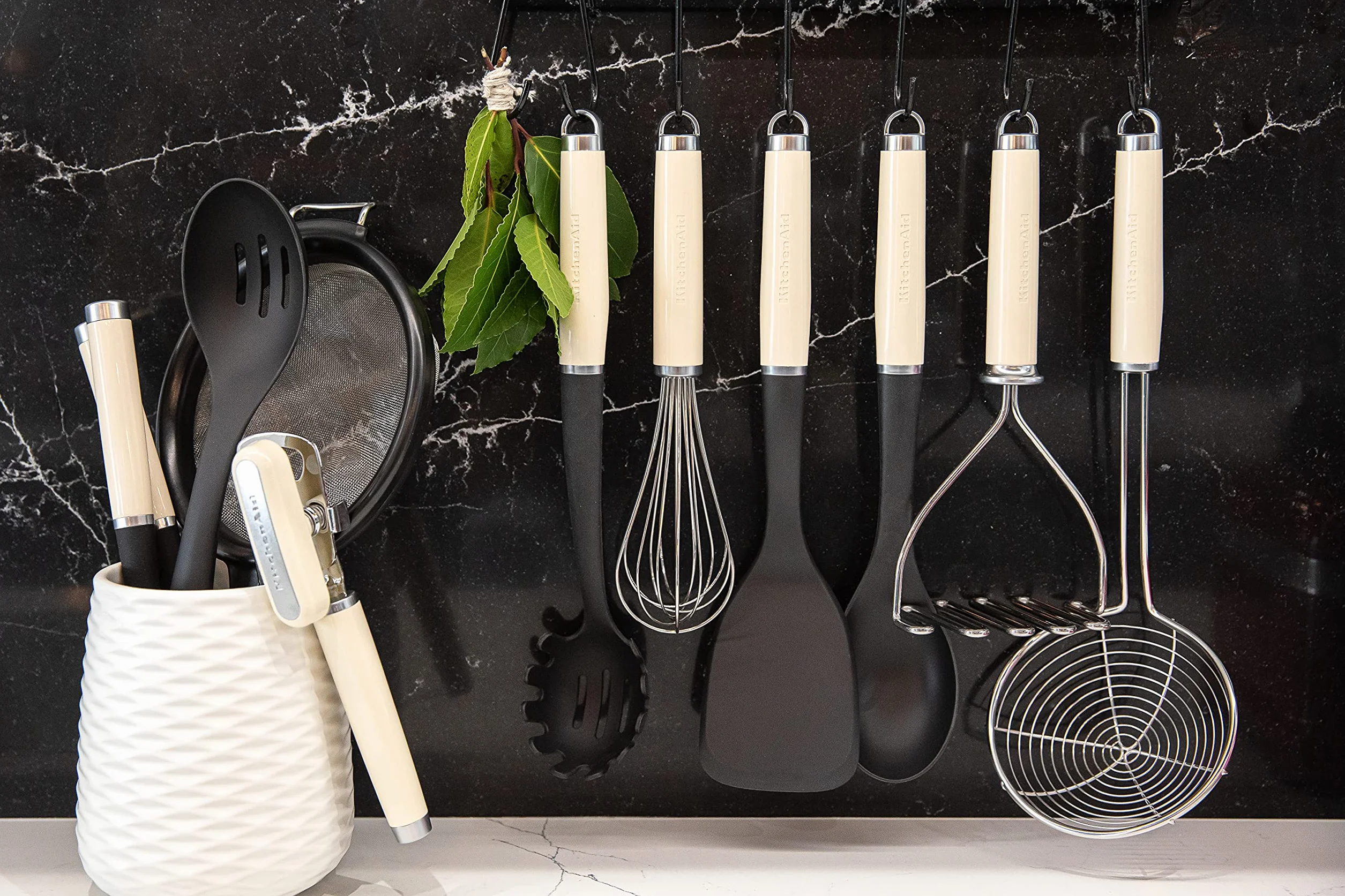 KitchenAid Kartoffelstampfer, Küchenutensil aus Edelstahl – Almond Creme