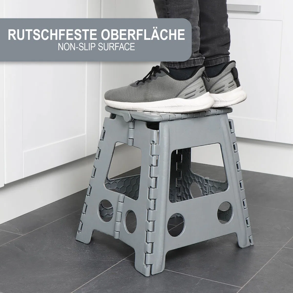 com-four® Klapptritt mit Gumminoppen XXL - Faltbarer Tritthocker - tragbare Aufstiegshilfe für Haushalt, Küche, und Bad - Rutschfester Klapphocker - Tragkraft bis 150 kg (weiß/grau XXL - 1 Stück)