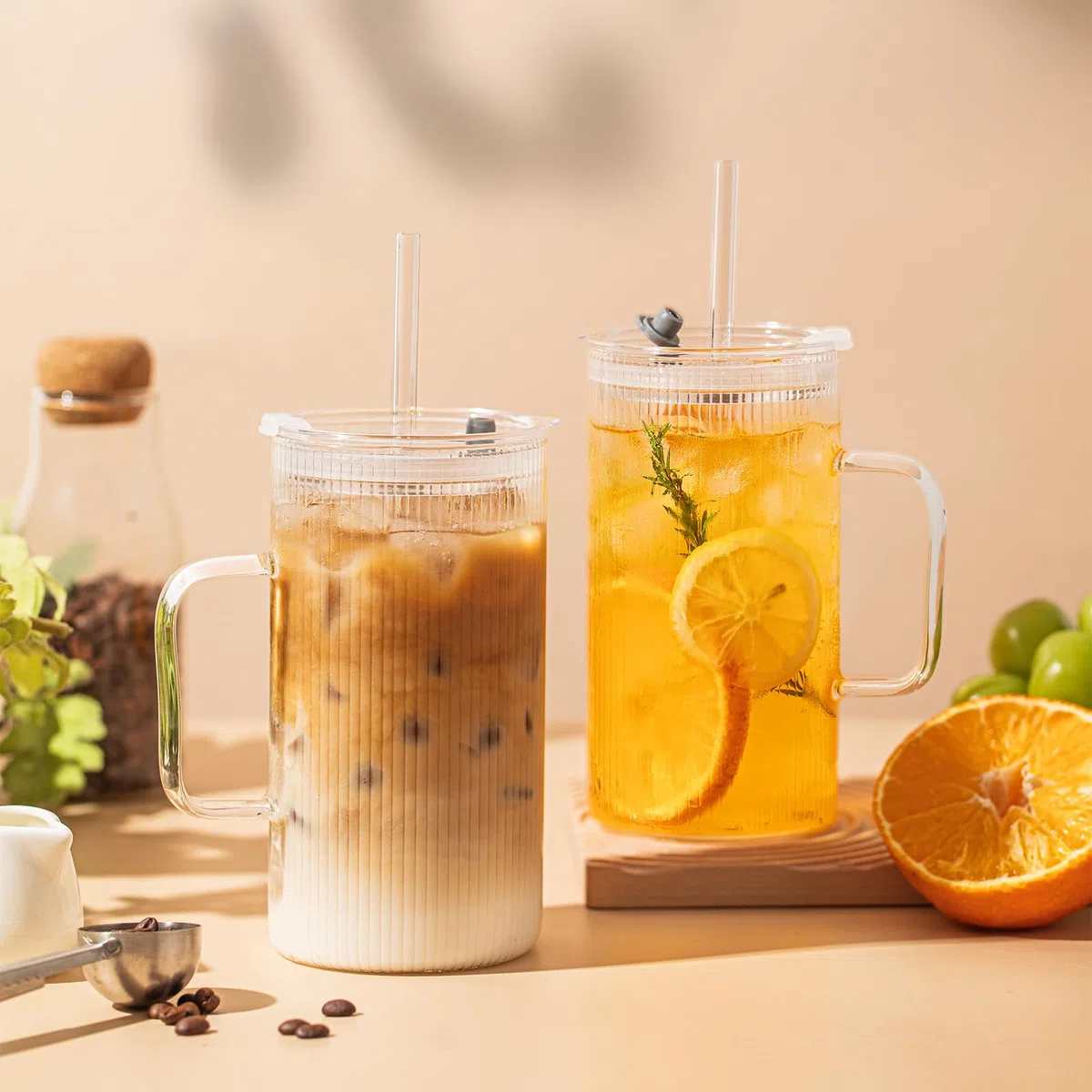 INSETLAN 760ml Große Gerippte Glasbecher mit Henkel und Deckel – 2er Set, Klare Glasbecher mit Wiederverwendbaren Strohhalmen, Vertikale Streifen-Design – Perfekt für Eiskaffee, Tee, Smoothies