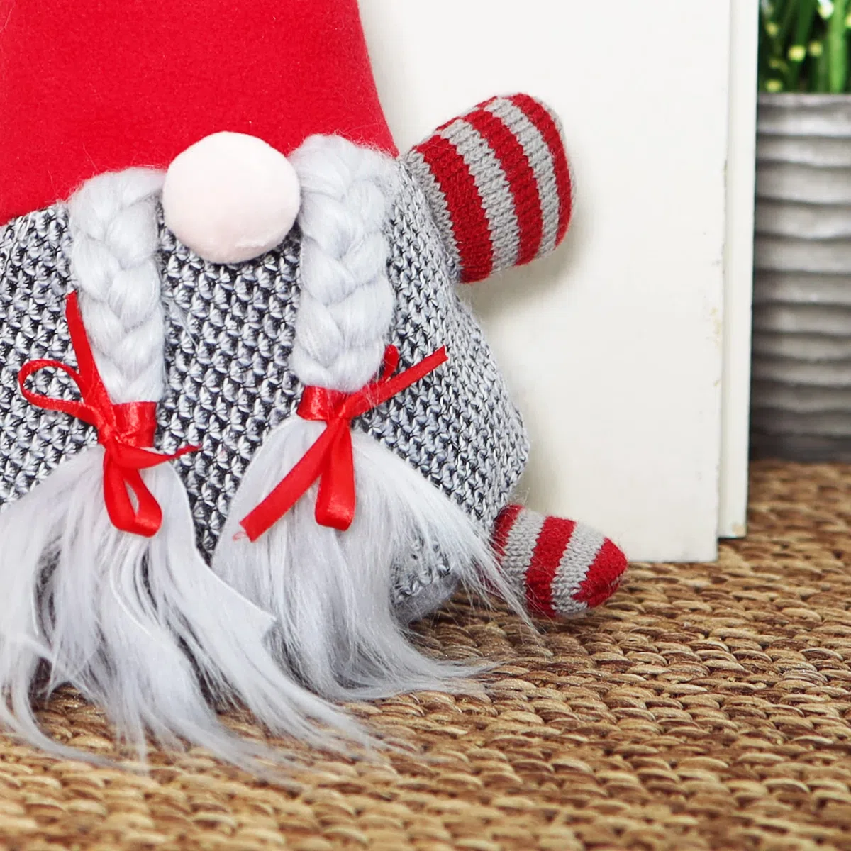 com-four® Wichtel Zwerg mit roter Zipfelmütze 40 cm - 1,4 kg schwerer Türstopper - Weihnachtsdeko Figur im nordischen Design - Kantenhocker, Buchstütze (Wichtel - rote Mütze grauer Zopf)