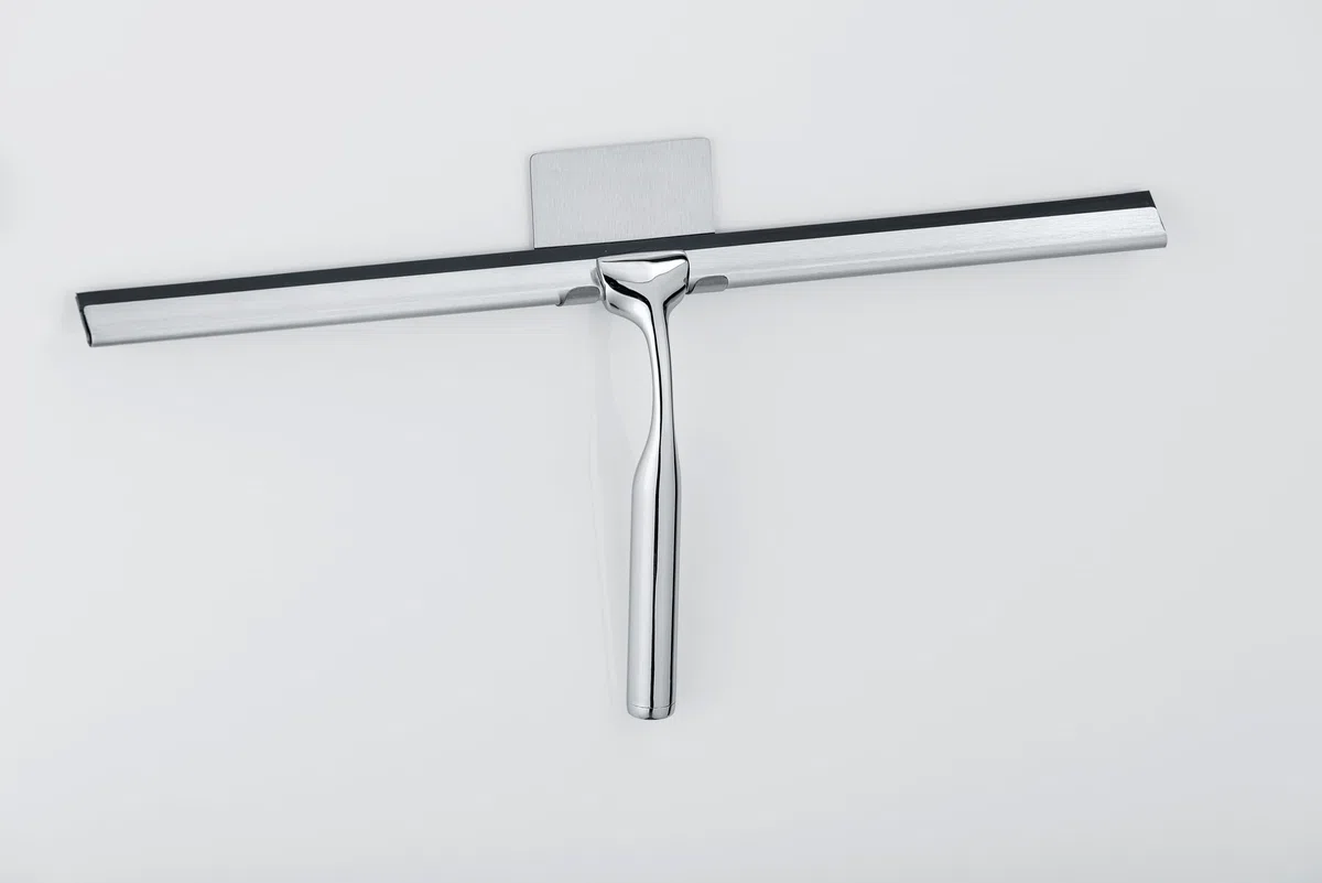 WENKO Badezimmerwischer Terni Jumbo - Duschabzieher mit Wandbefestigung zum Ankleben, Metall, 40 x 17 x 3.5 cm, Chrom, Silber Glänzend, 17 x 3.5 x 40 cm