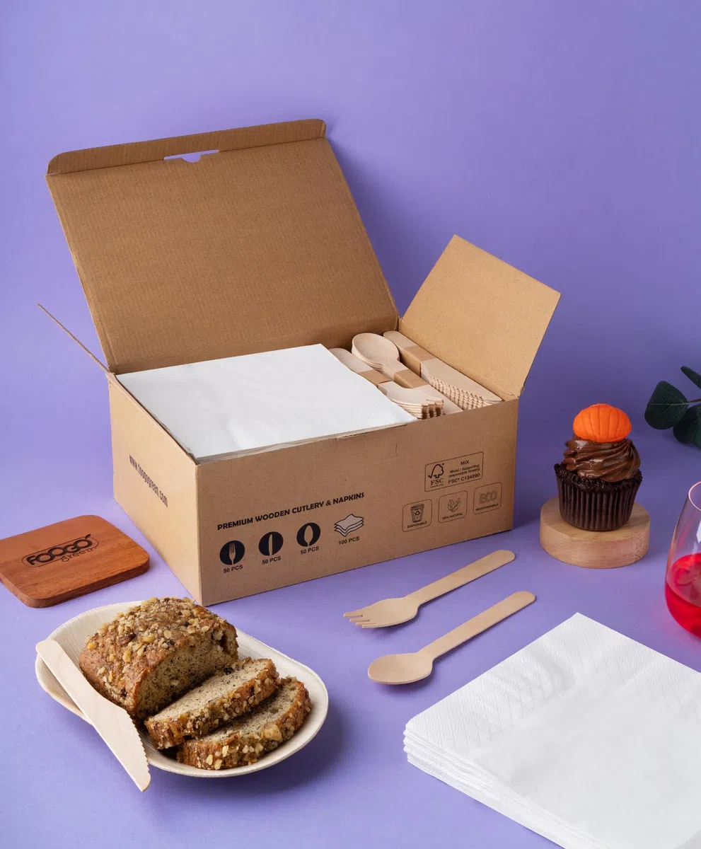 FOOGO Green 250 Stück Einweg-Holzbesteck und weiße Servietten, 50 x Gabeln, 50 x Messer, 50 x Löffel, 100 x braune Servietten, 2-lagige starke Papierservietten, umweltfreundliches Besteck-Set,